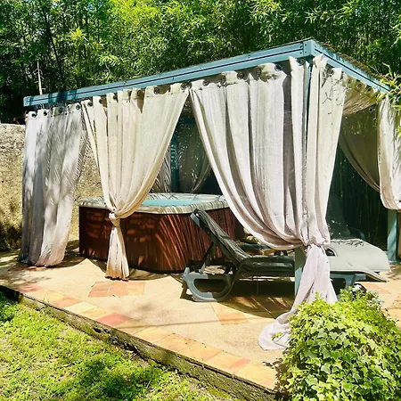 Les Et La De Labahou Bed & Breakfast 4*